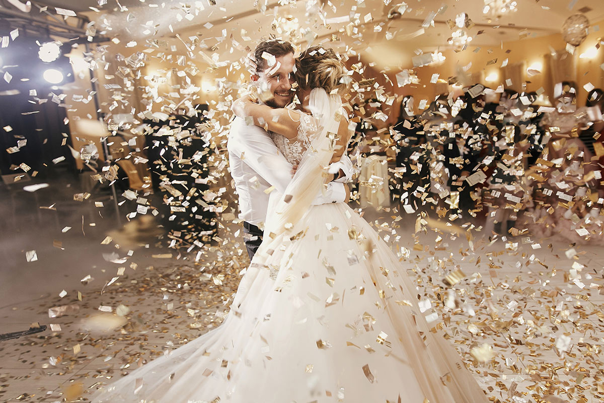 Brautpaar tanzt Hochzeitstanz mit Konfetti